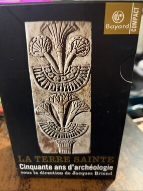 Compact La Terre Sainte Decorative Stone Relief - Black and Cream